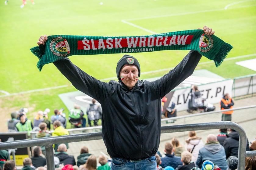Kibice na meczu Śląska z Widzewem (2 marca 2024) na Tarczyński Arenie